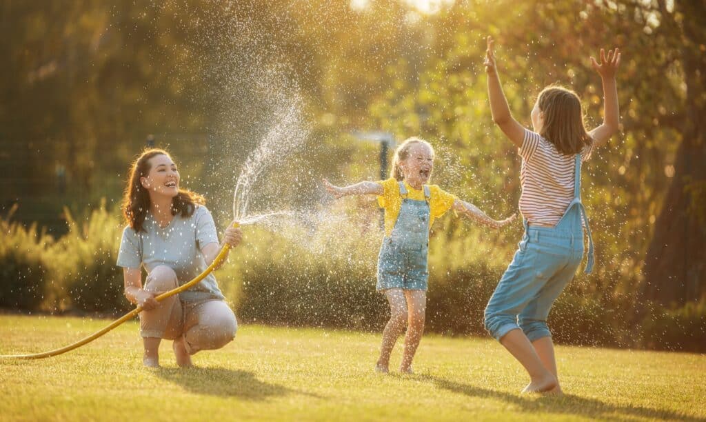 Glückliche Familie beim Spielen im Garten