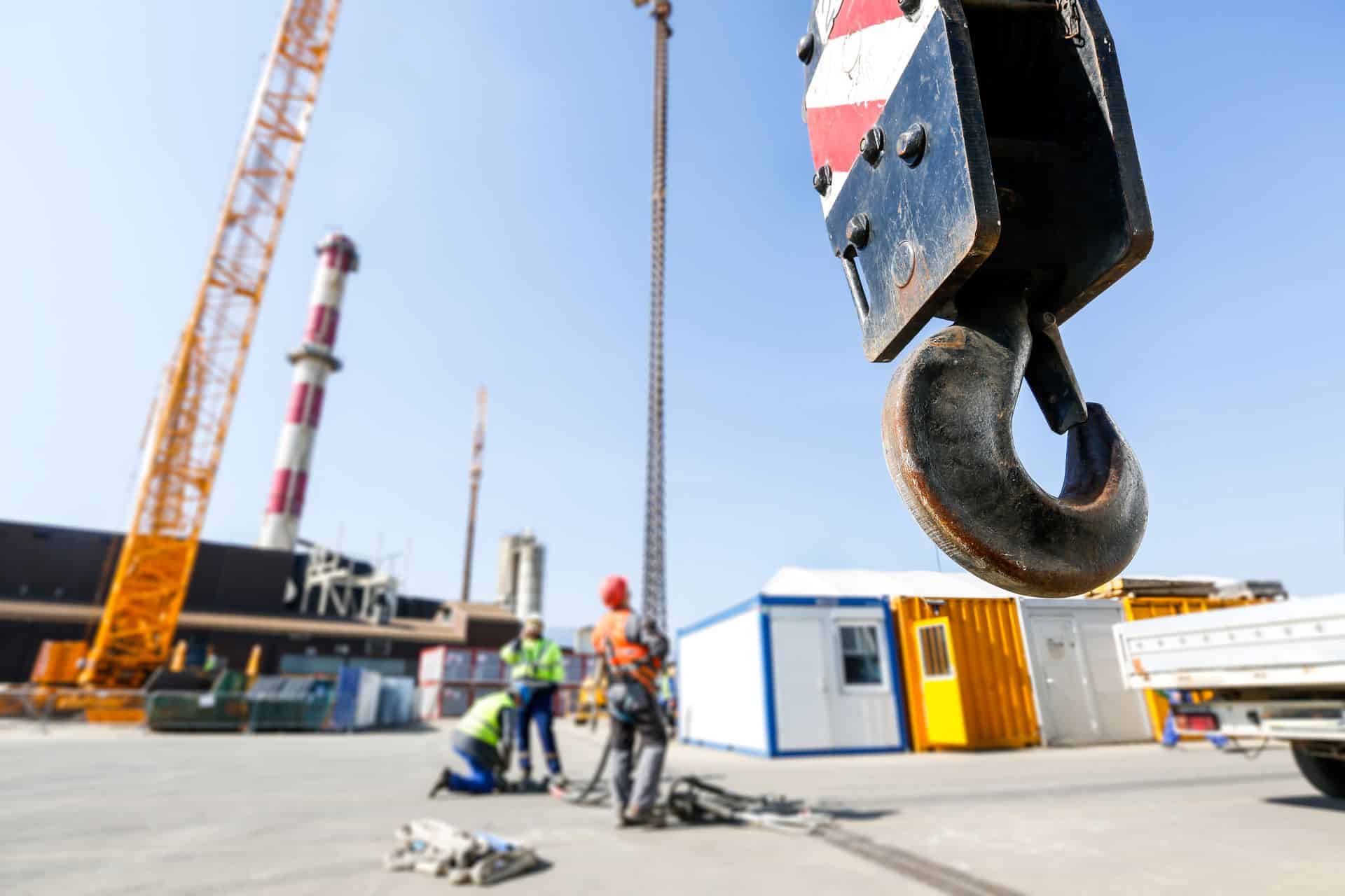 Kranhaken mit Elektroseilwinde auf Baustelle