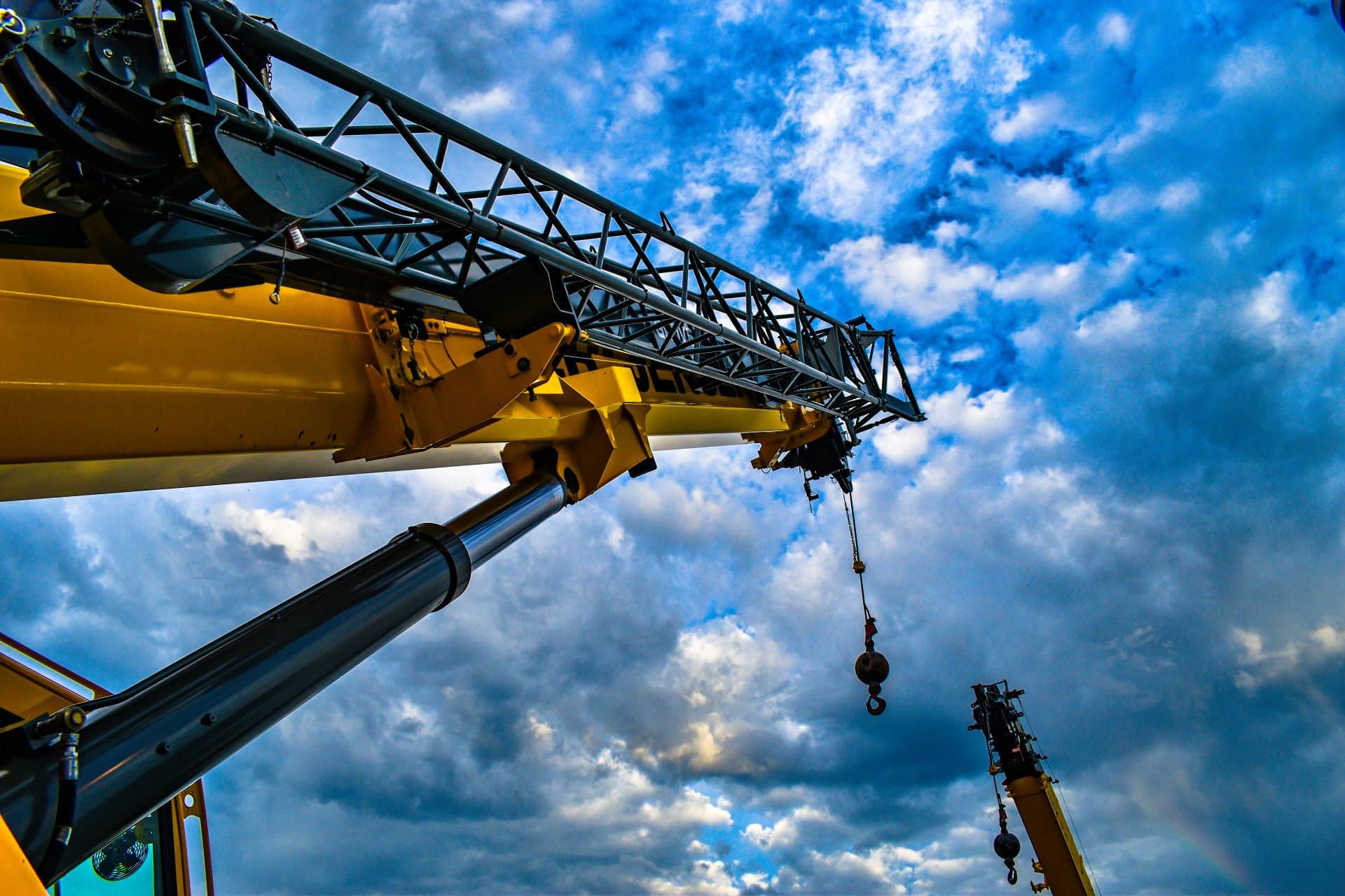 Kran mit Elektroseilwinde unter blauem Himmel