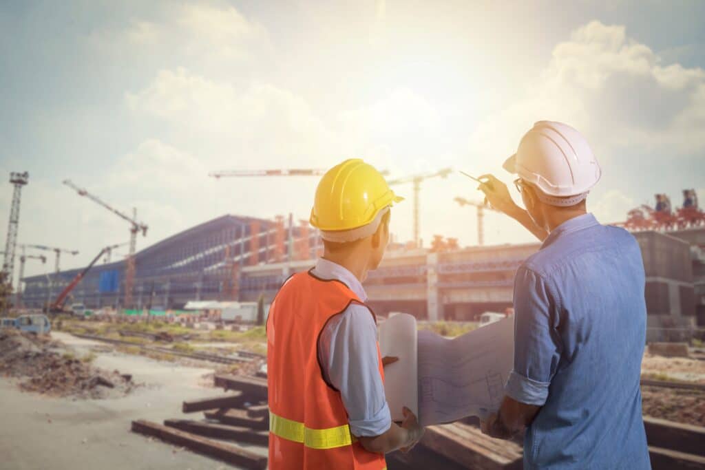 Zwei Männer mit Schutzkleidung auf einer Baustelle