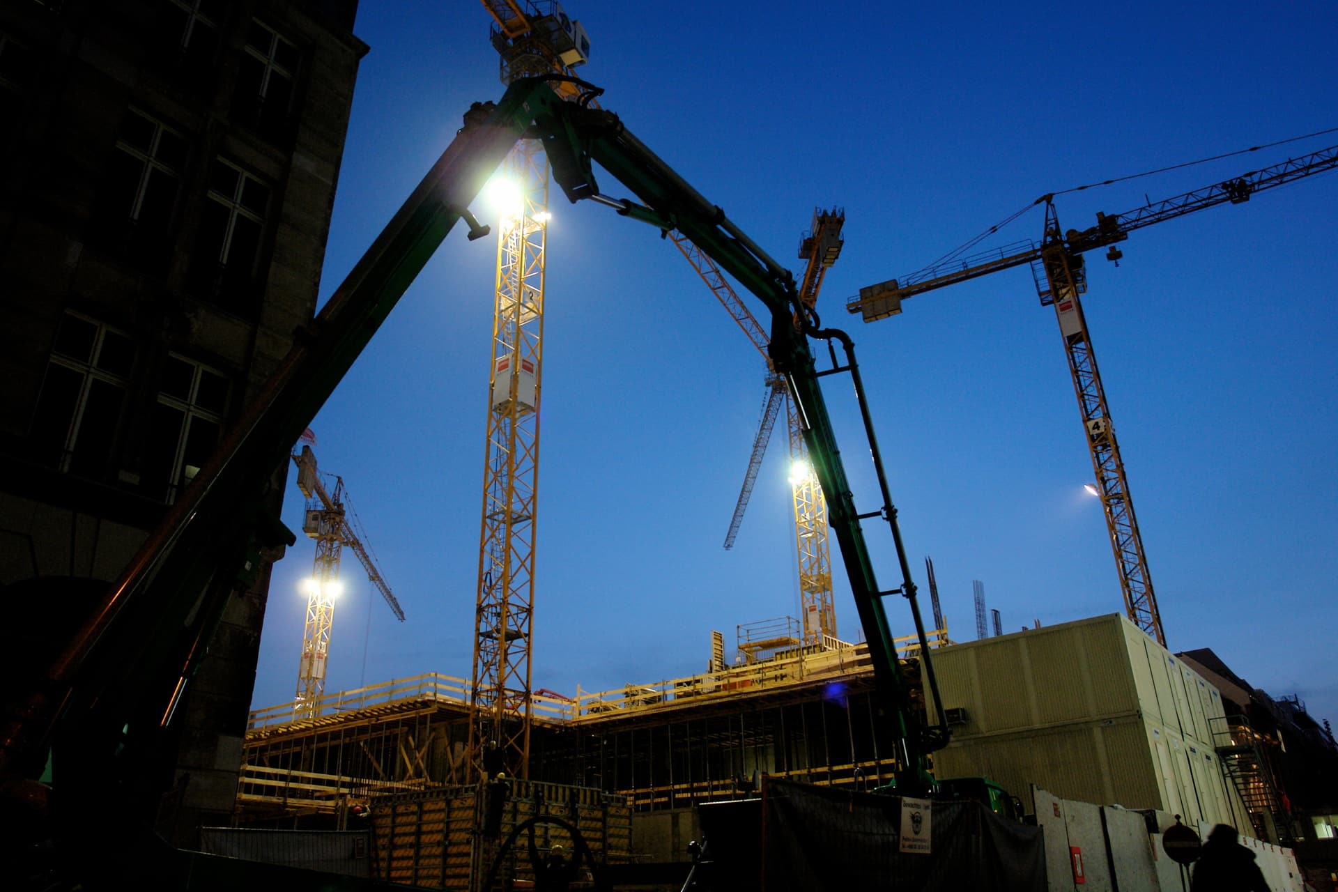 Baustelle mit Kranbeleuchtung bei Nacht | LED Zusatzscheinwerfer mit Zulassung