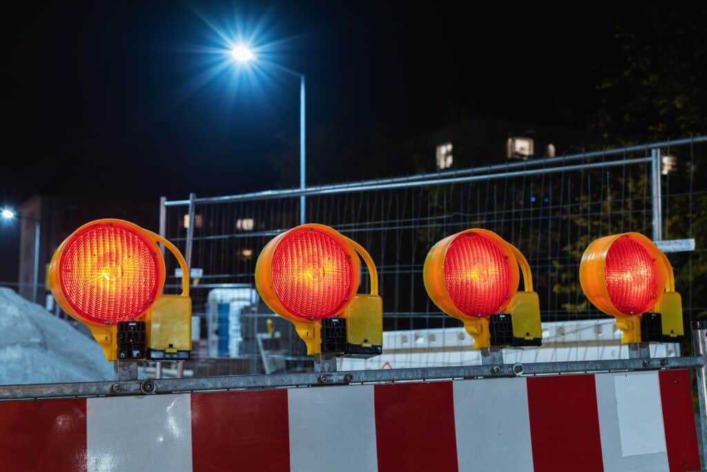 Vier rote Warnleuchten an Baustelle bei Nacht | LED Zusatzscheinwerfer mit Zulassung