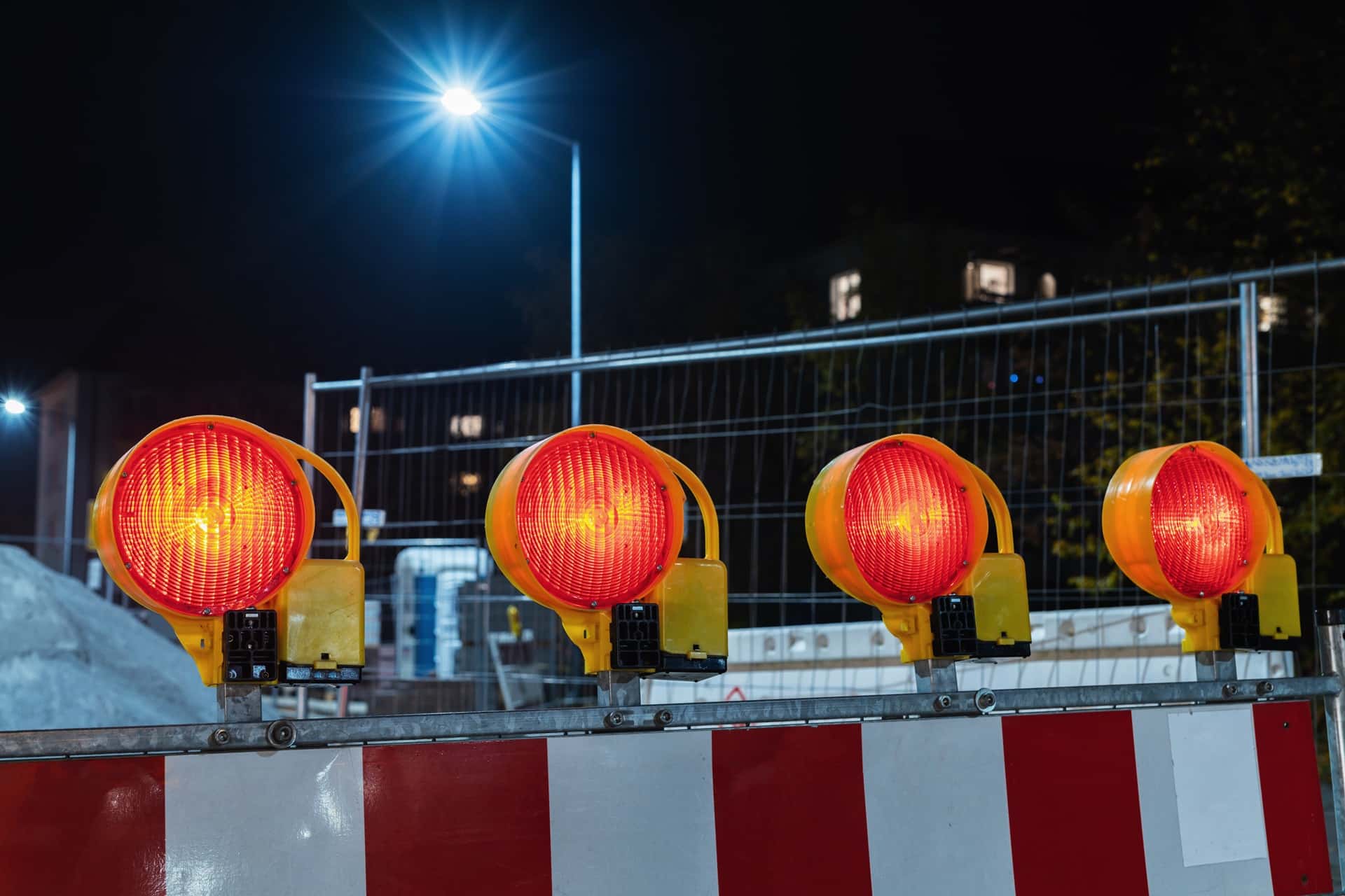 Vier rote Warnleuchten an Baustelle bei Nacht | LED Zusatzscheinwerfer mit Zulassung
