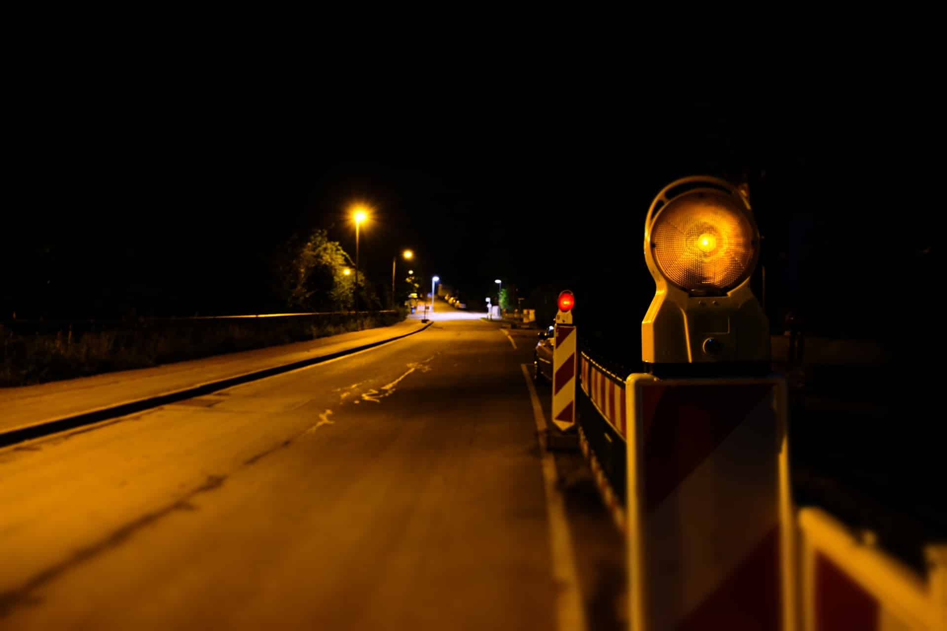 Straßenbaustelle mit Warnleuchten in der Nacht | LED Zusatzscheinwerfer mit Zulassung