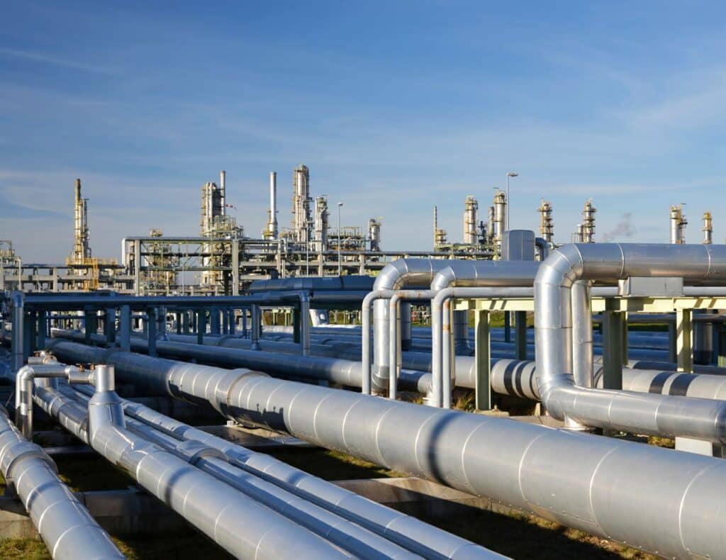 Außenansicht einer Industrieanlage mit Rohrleitungen, geschützt durch selbstbegrenzendes Heizband zur Frostsicherung