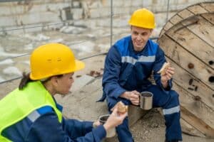 Zwei Bauarbeiter essen und trinken während der Pause | Randm Tornado