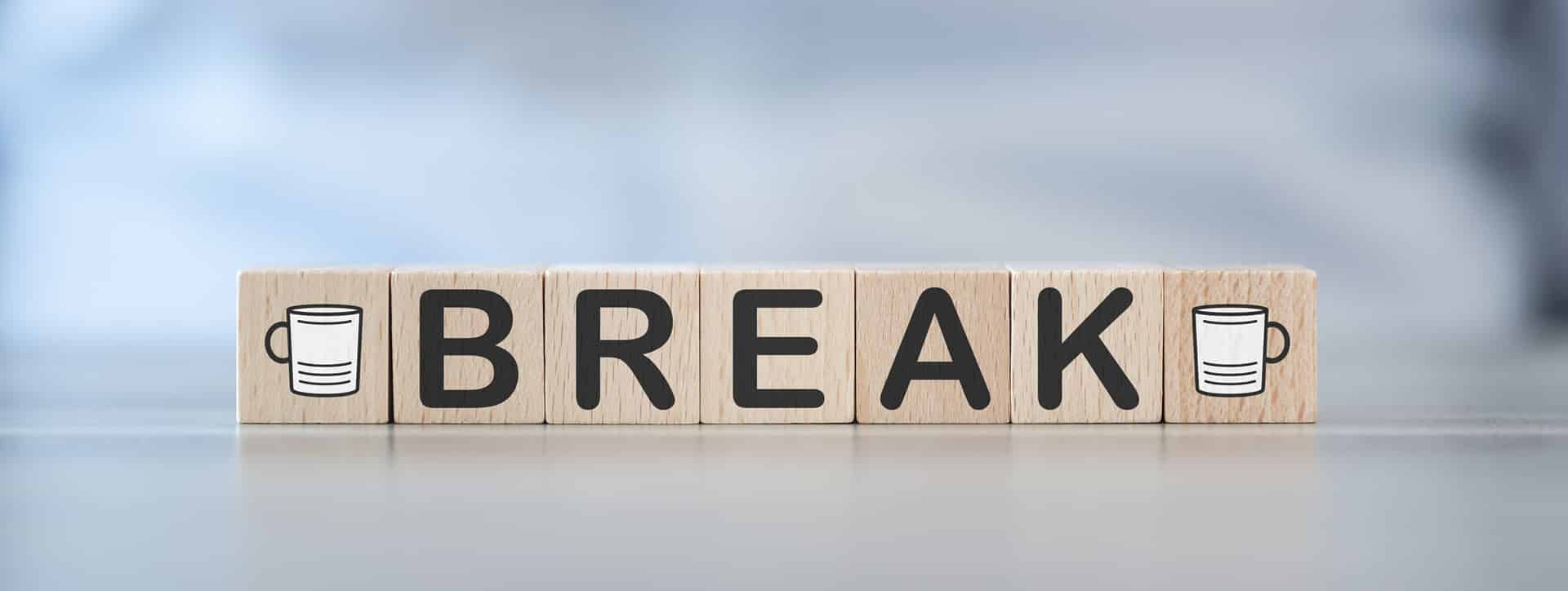 Holzklötze mit Schriftzug Break und Kaffeetassen | Randm Tornado