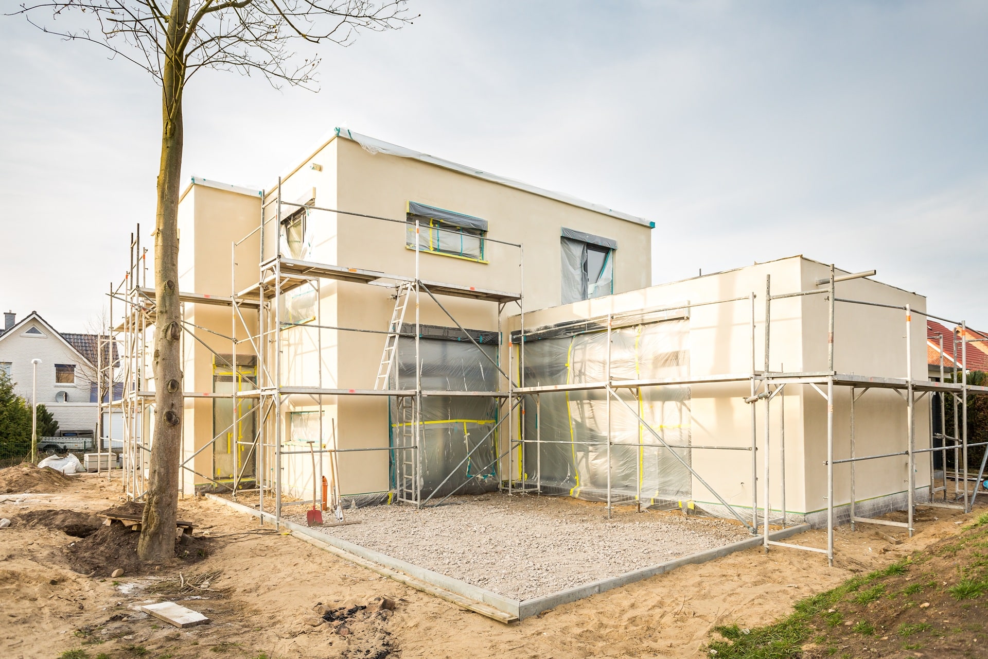 Modernes Haus mit Baugerüst im Bauzustand | Anwalt Baurecht Nürnberg
