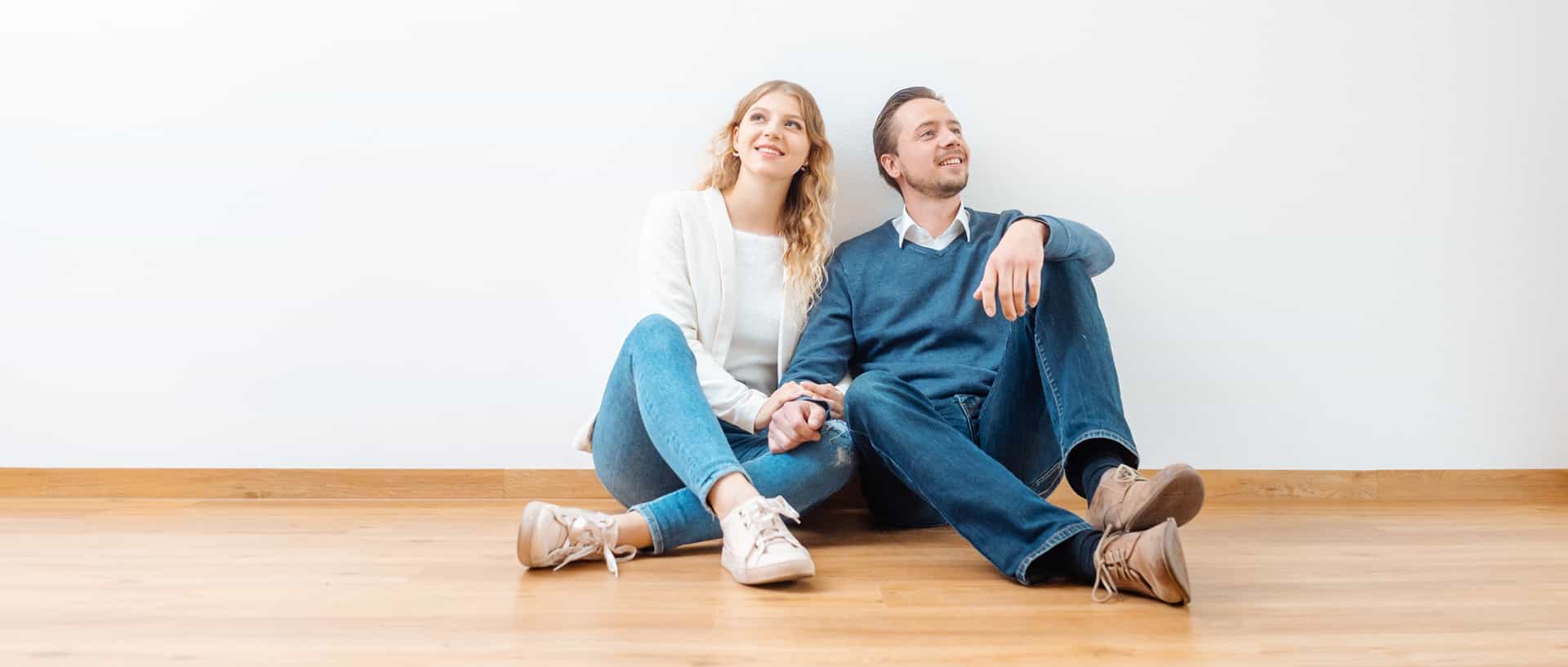 Paar sitzt entspannt im neu gestalteten Wohnraum | Polsterbetten